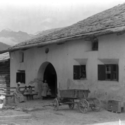 Röntgen fotografierte oft das Alltagsleben der Menschen - hier ein Haus in den Schweizer Bergen (1891)